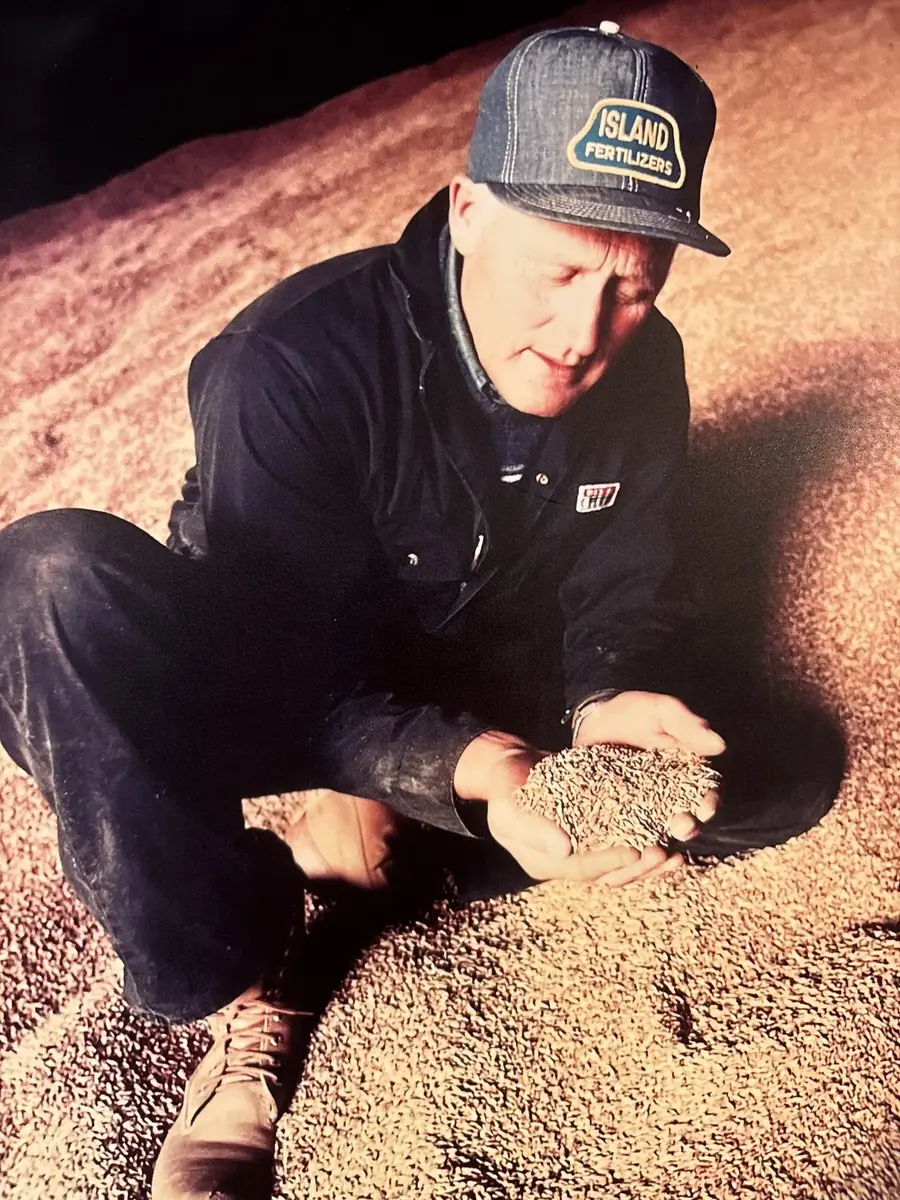 Aike Wilting holding a handful of freshly harvested grain